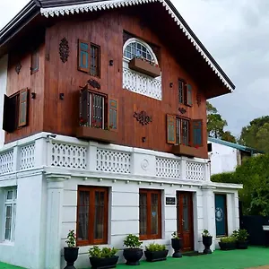 The Golf Green City Bungalow Guest house